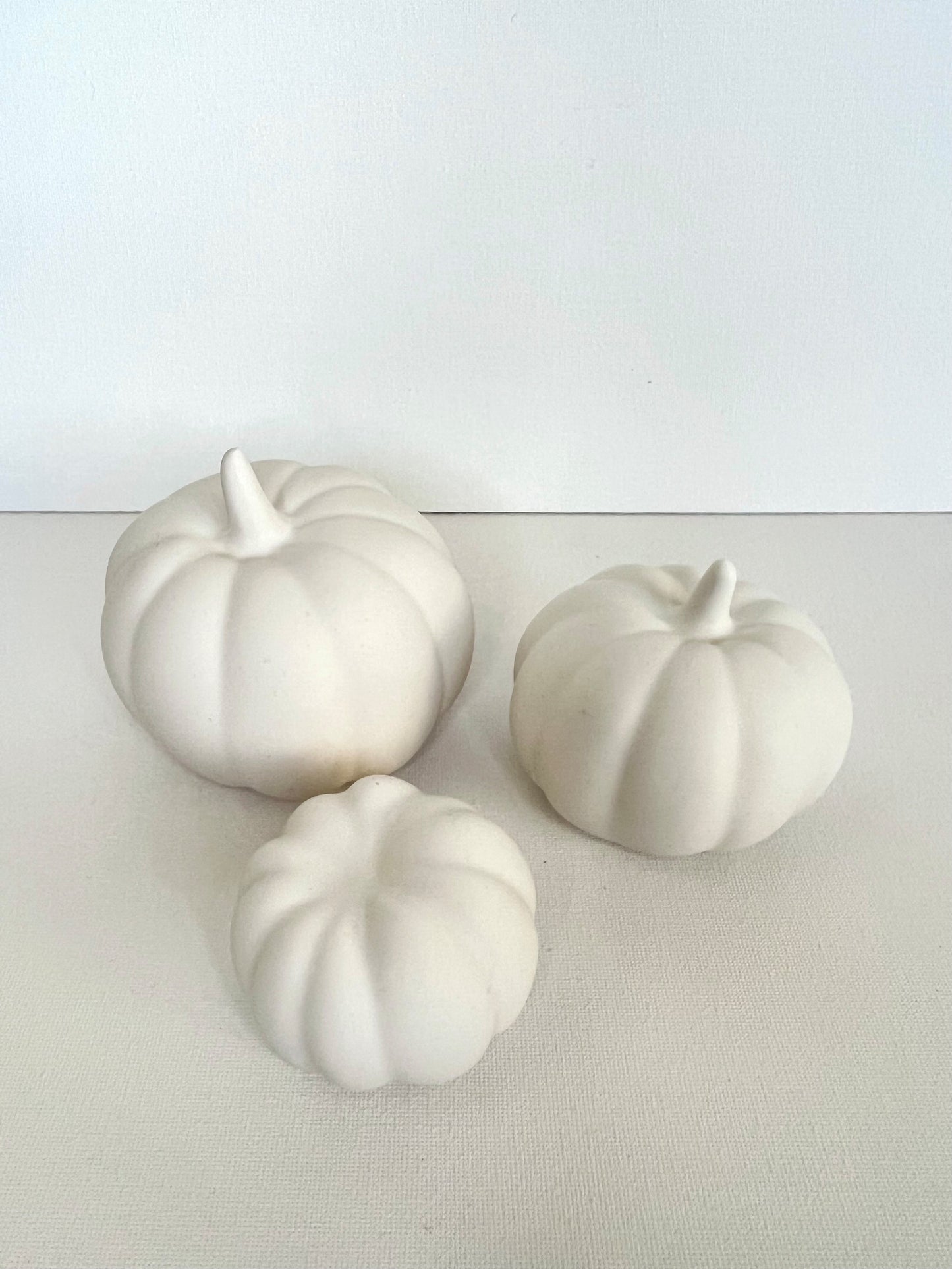 Jesmonite gresskar - tre hvite dekorative gresskar i ulik størrelse for moderne interiørdetaljer.