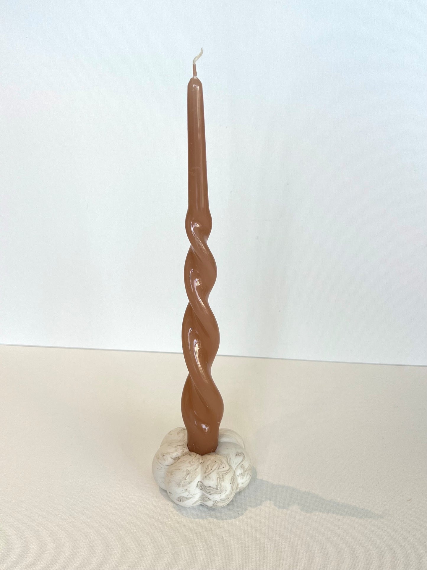 Jesmonite gresskarformet lysestake stor i marmor farge, perfekt for et koselig hjem.