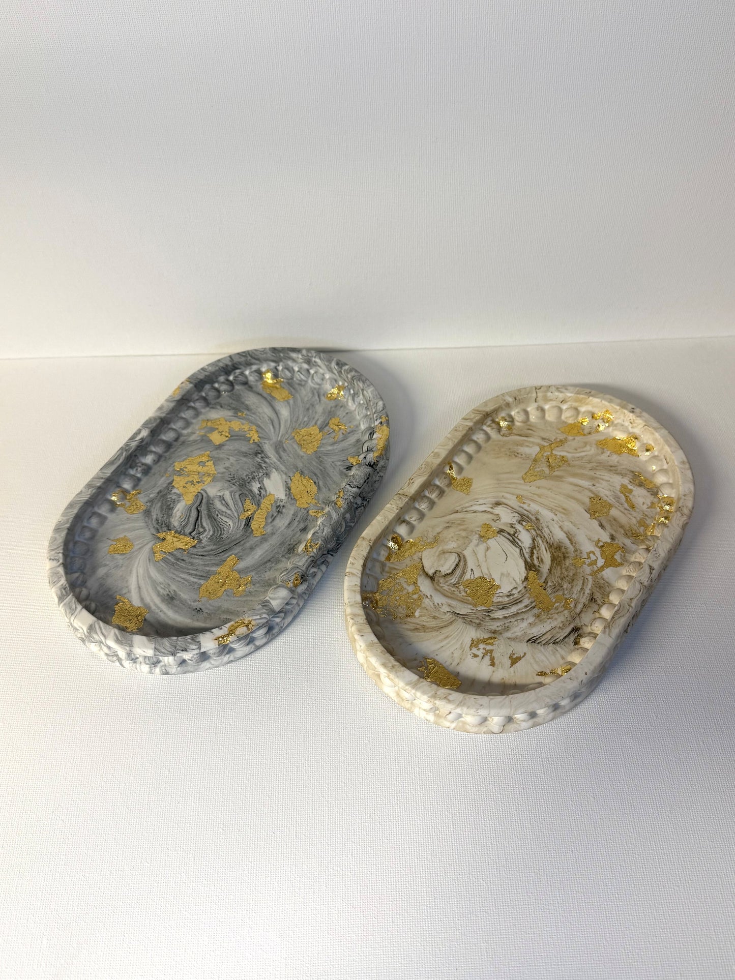 Ovale tray with decorative edge