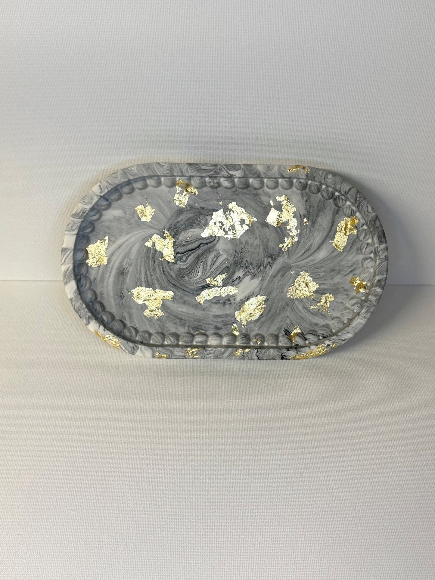 Ovale tray with decorative edge