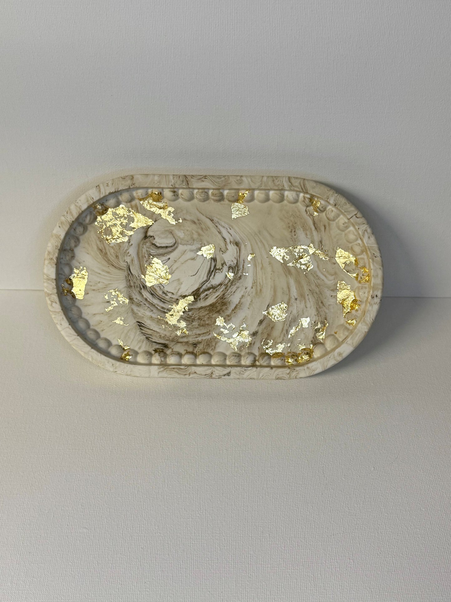 Ovale tray with decorative edge