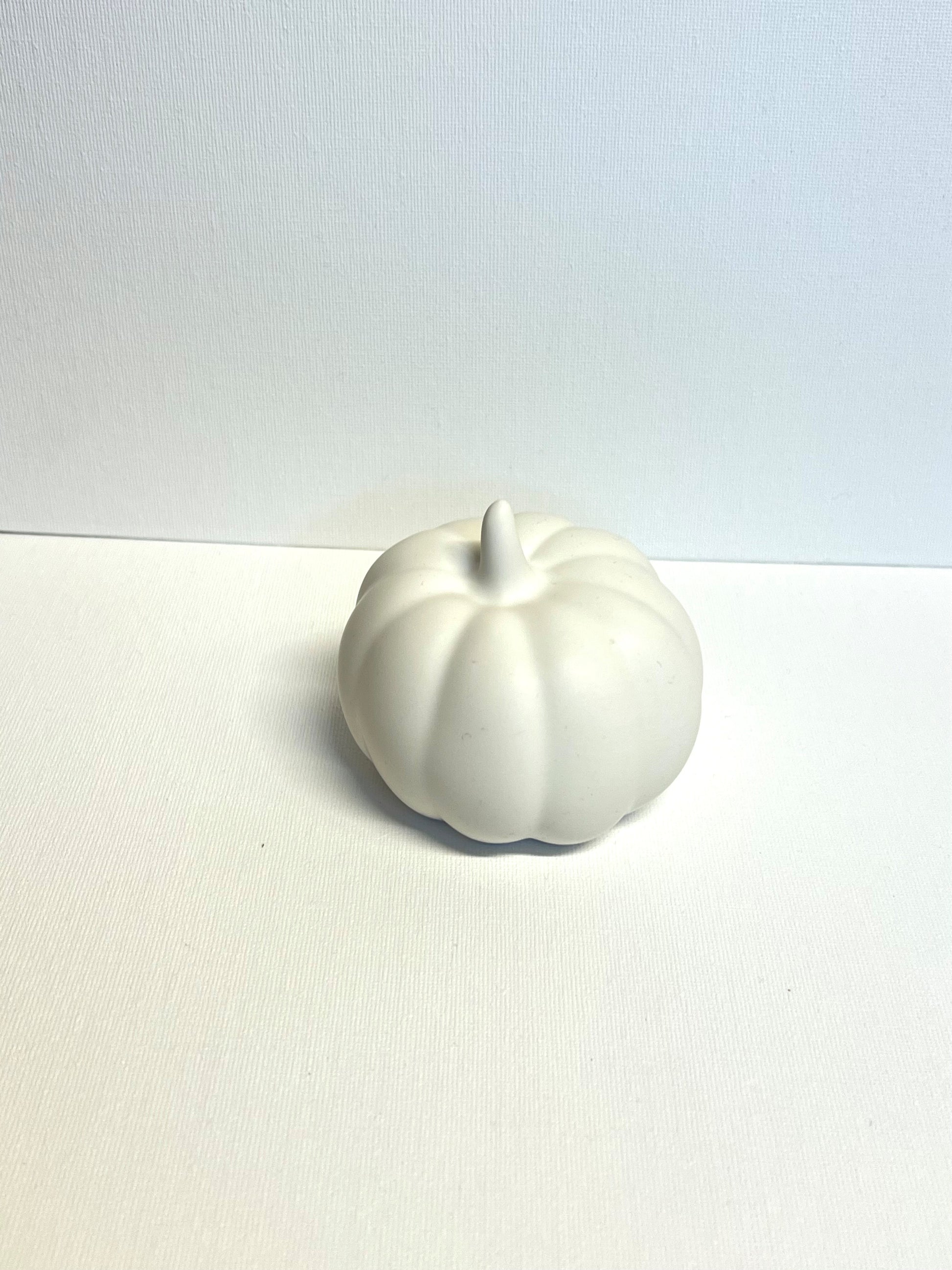 Jesmonite medium gresskar i hvit farge som viser minimalistisk design for moderne interiørdetaljer.