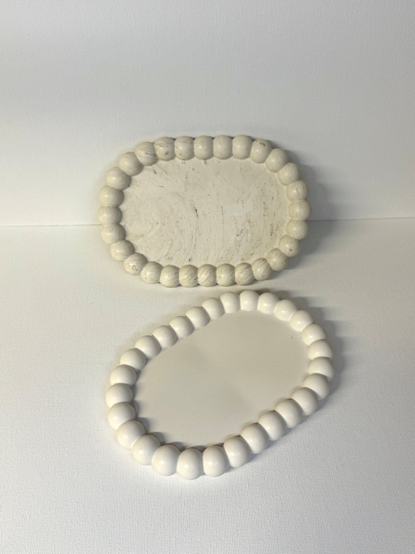 Oval tray with bubble edge