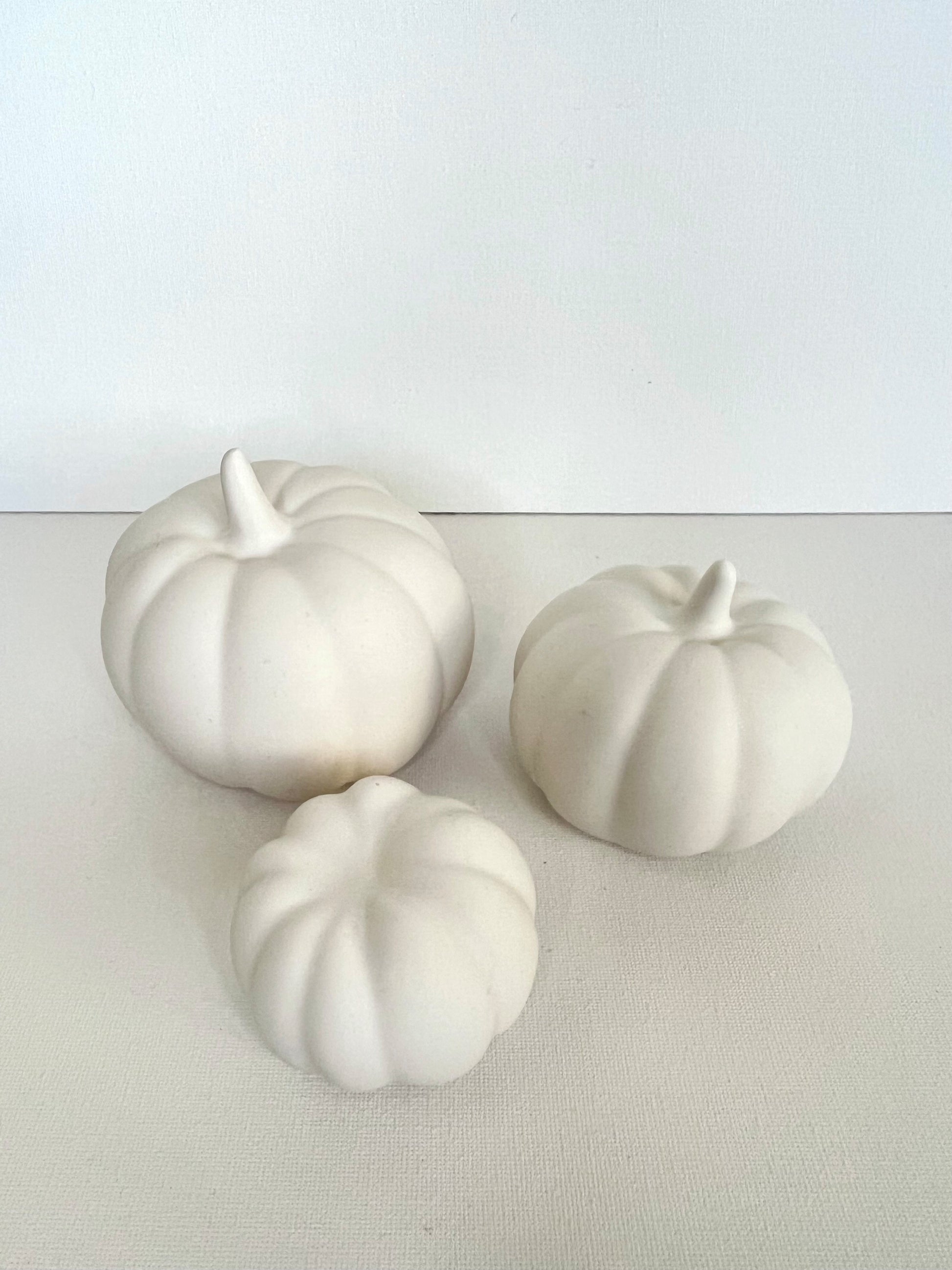 Jesmonite  gresskar - tre hvite dekorative gresskar i ulik størrelse for moderne interiørdetaljer.