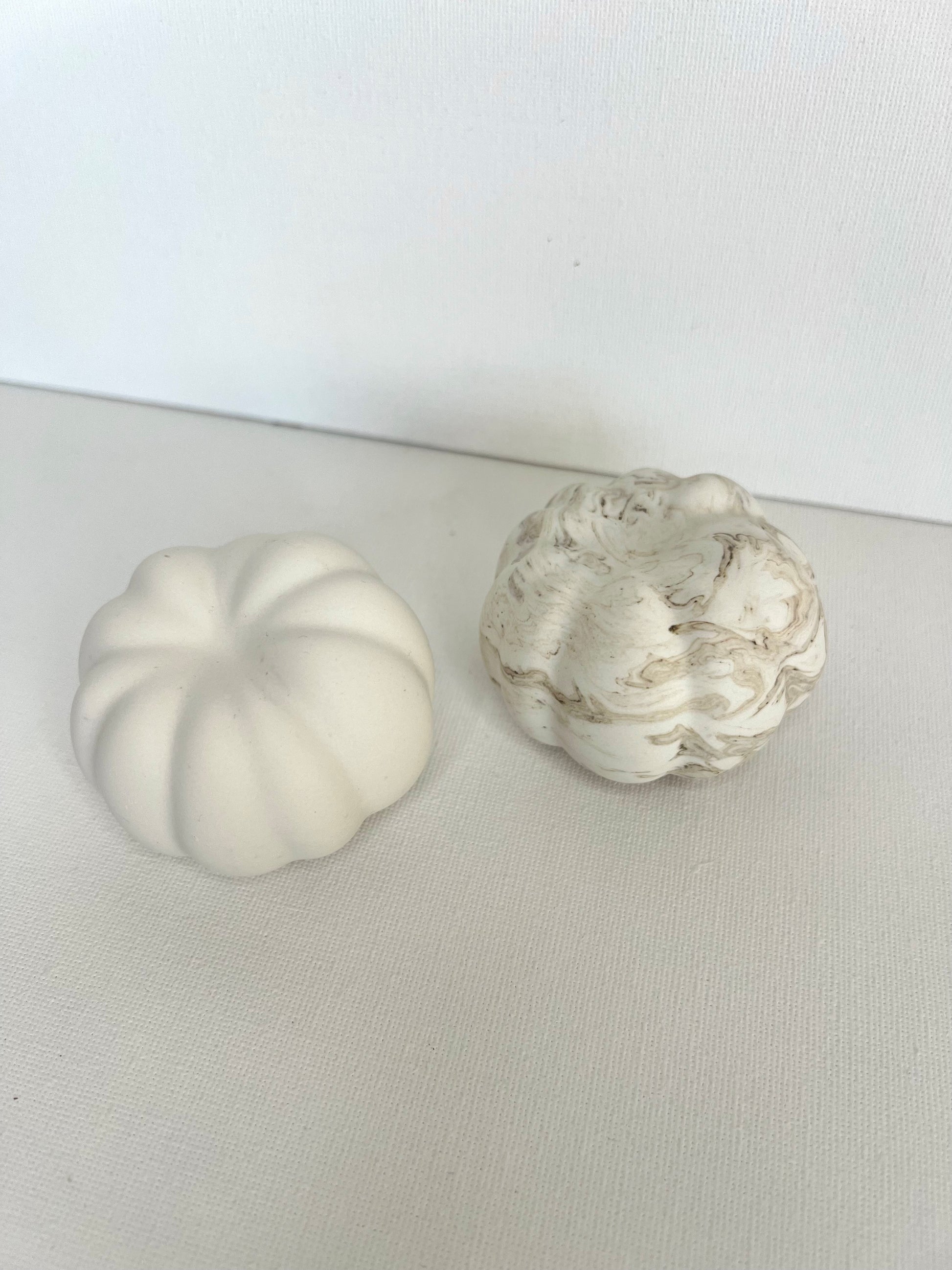 Jesmonite lite gresskar i hvit og marmor farge, minimalistisk interiørdekor for året rundt.