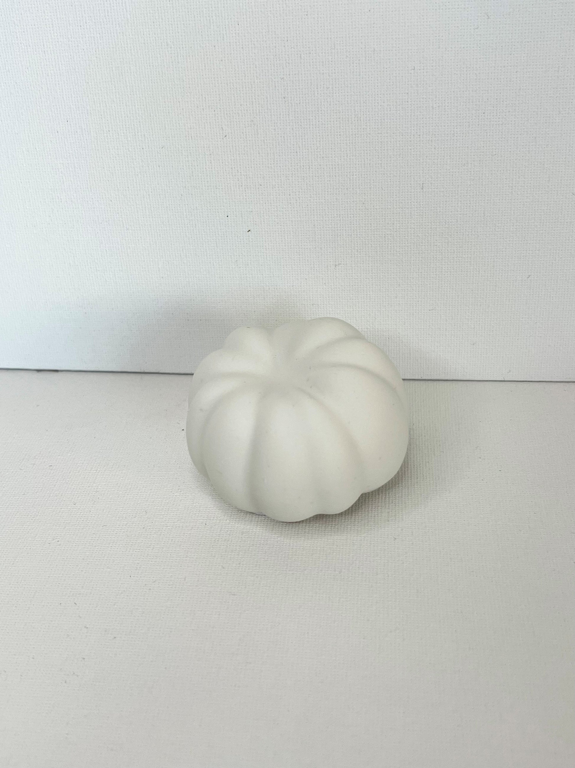 Jesmonite lite gresskar i hvit farge som viser minimalistisk design for moderne interiørdetaljer.