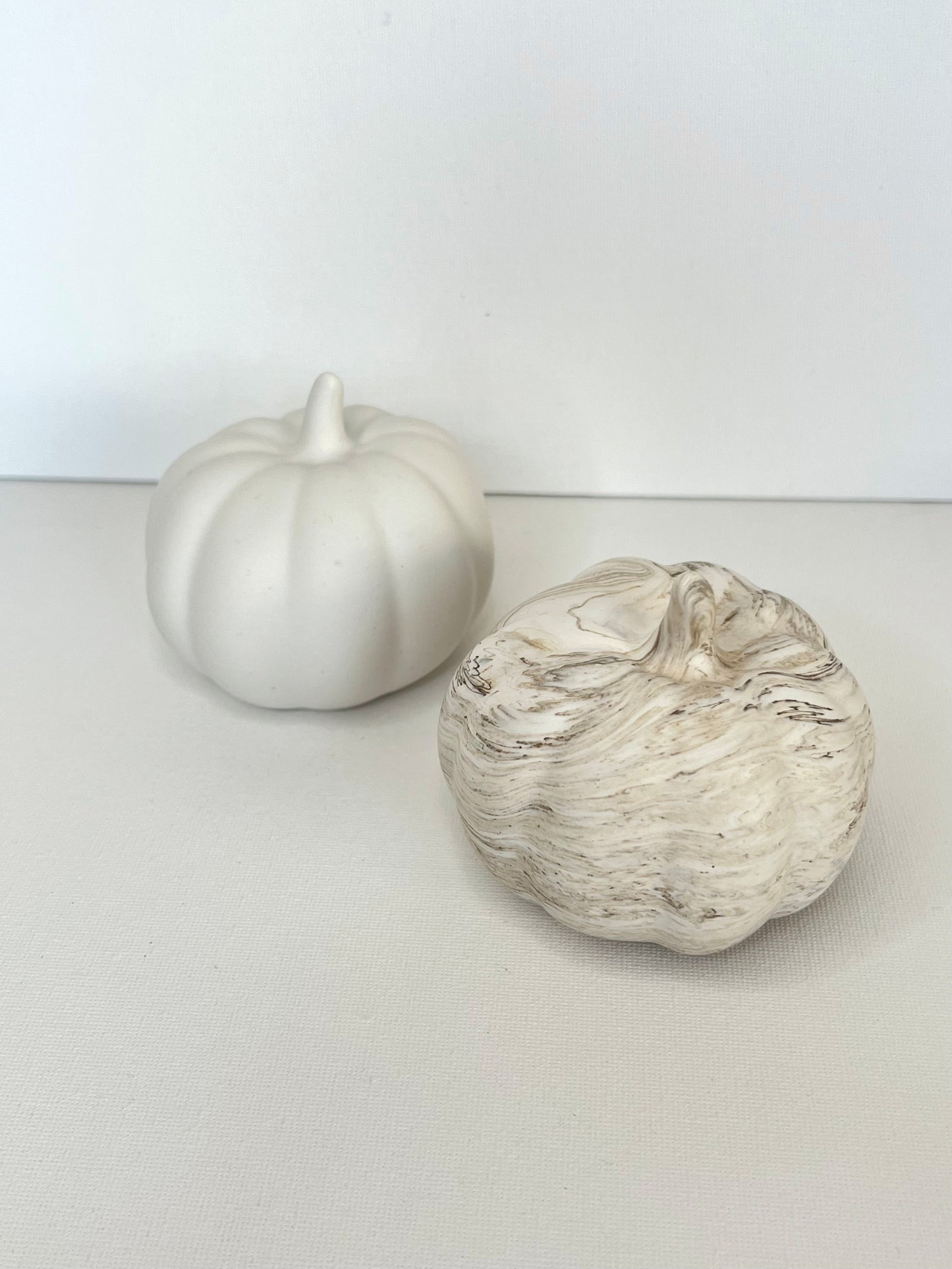 Jesmonite medium gresskar i hvit og marmor farge, minimalistisk interiørdekor for året rundt.