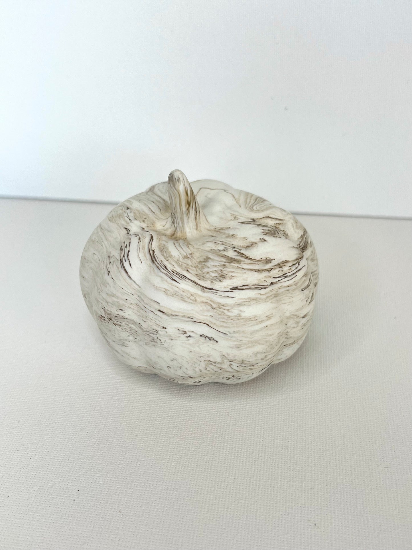 Jesmonite medium gresskar i marmor farge, perfekt som moderne interiørdetalj og høstdekor.