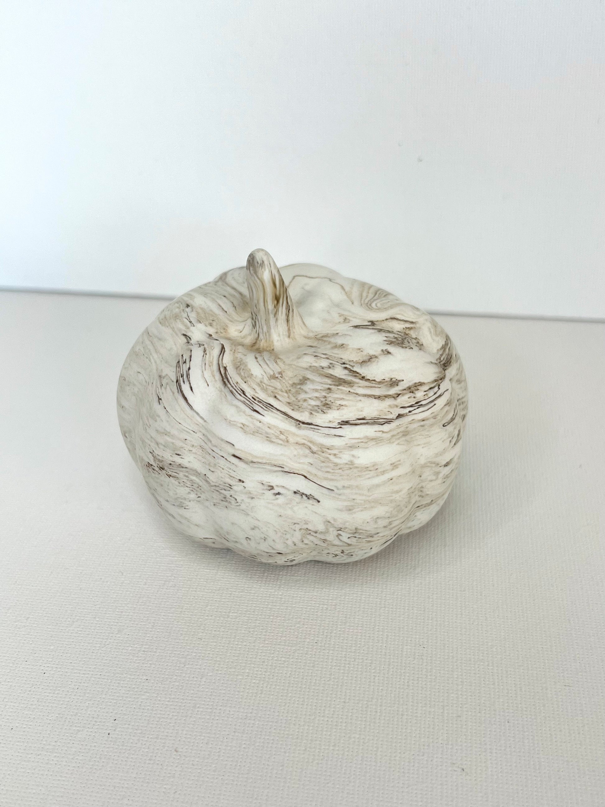 Jesmonite medium gresskar i marmor farge, perfekt som moderne interiørdetalj og høstdekor.