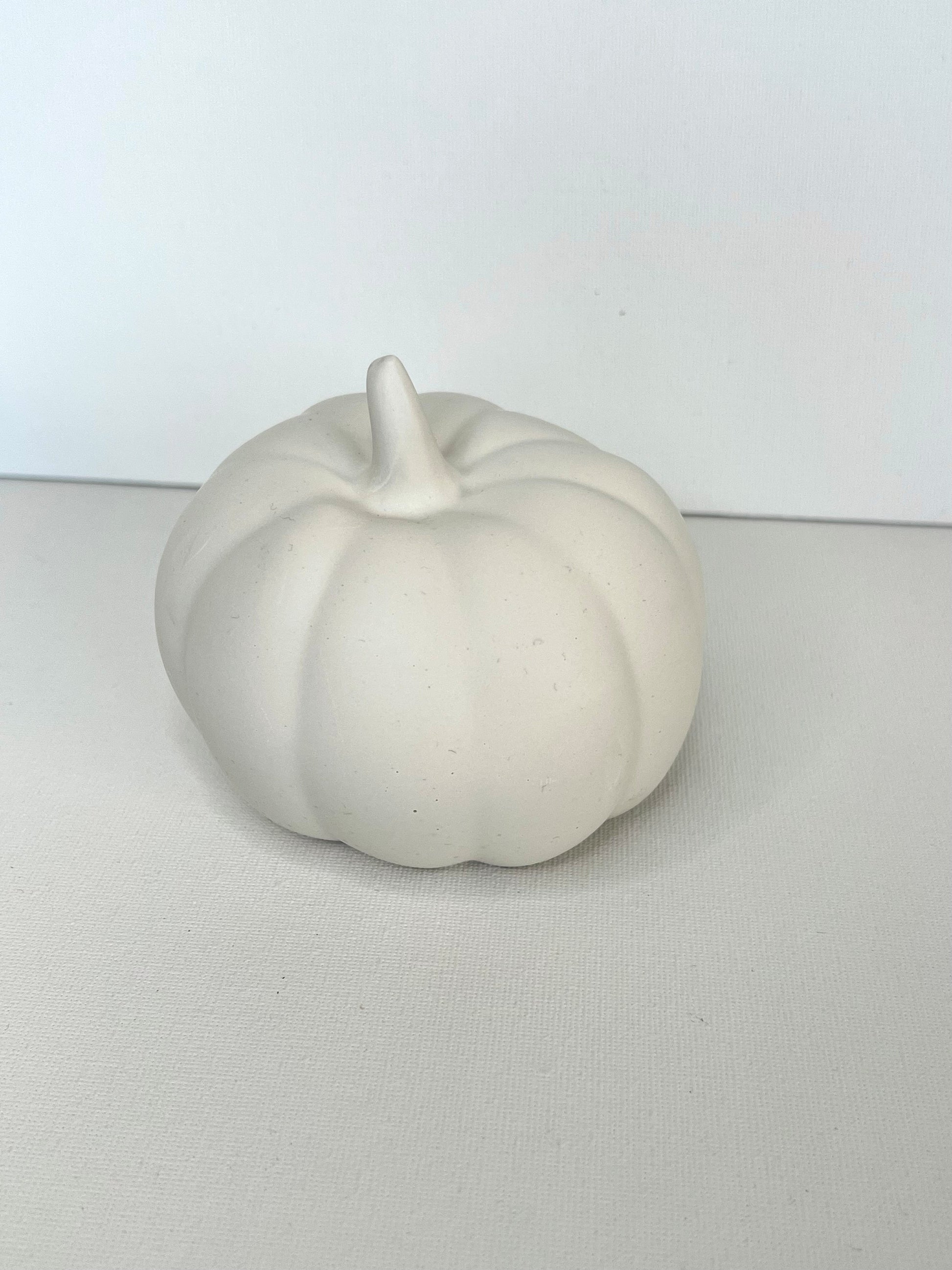 Jesmonite stort gresskar i hvit farge som viser minimalistisk design for moderne interiørdetaljer.