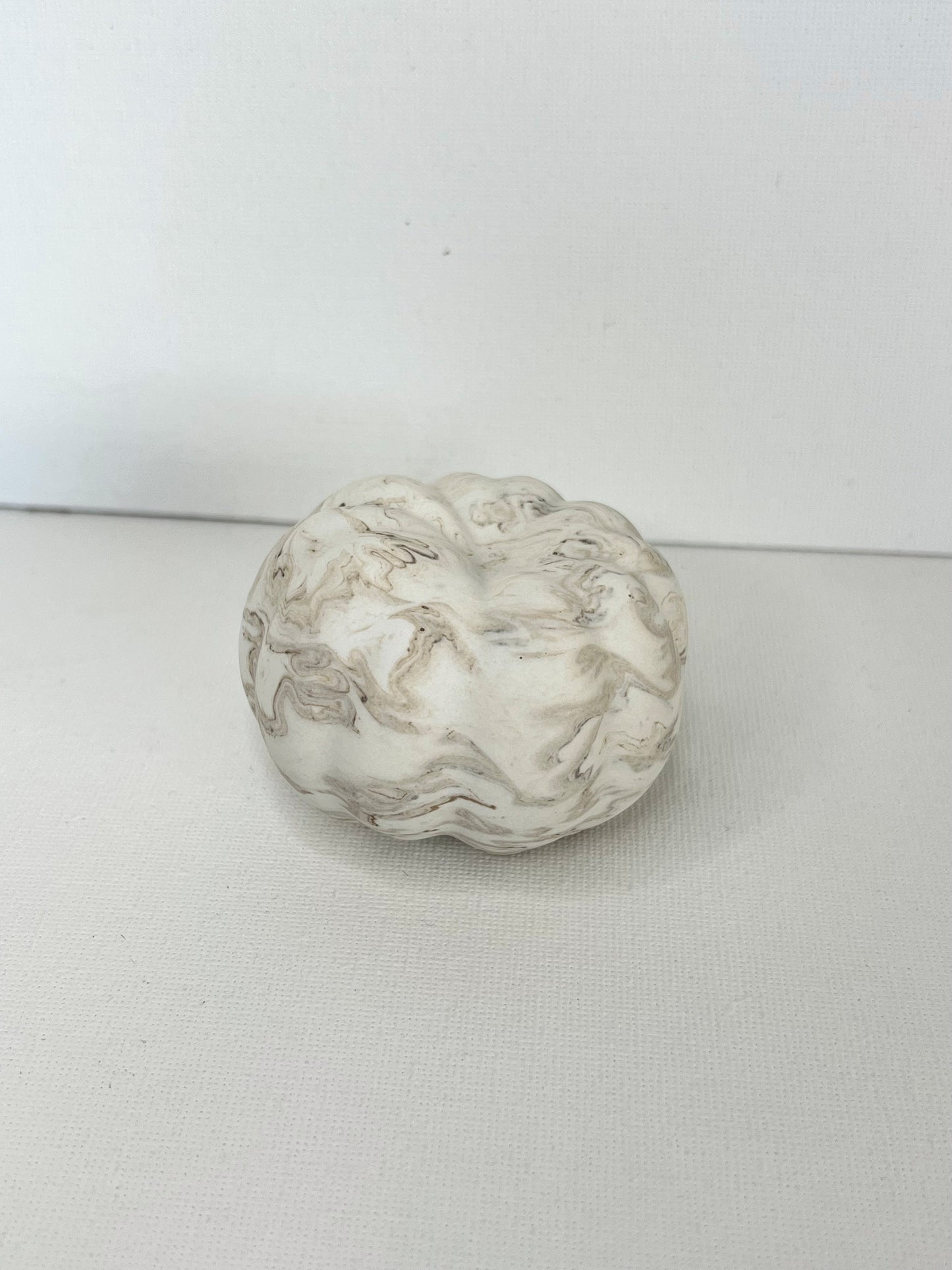 Jesmonite lite gresskar i marmor farge, perfekt som moderne interiørdetalj og høstdekor.