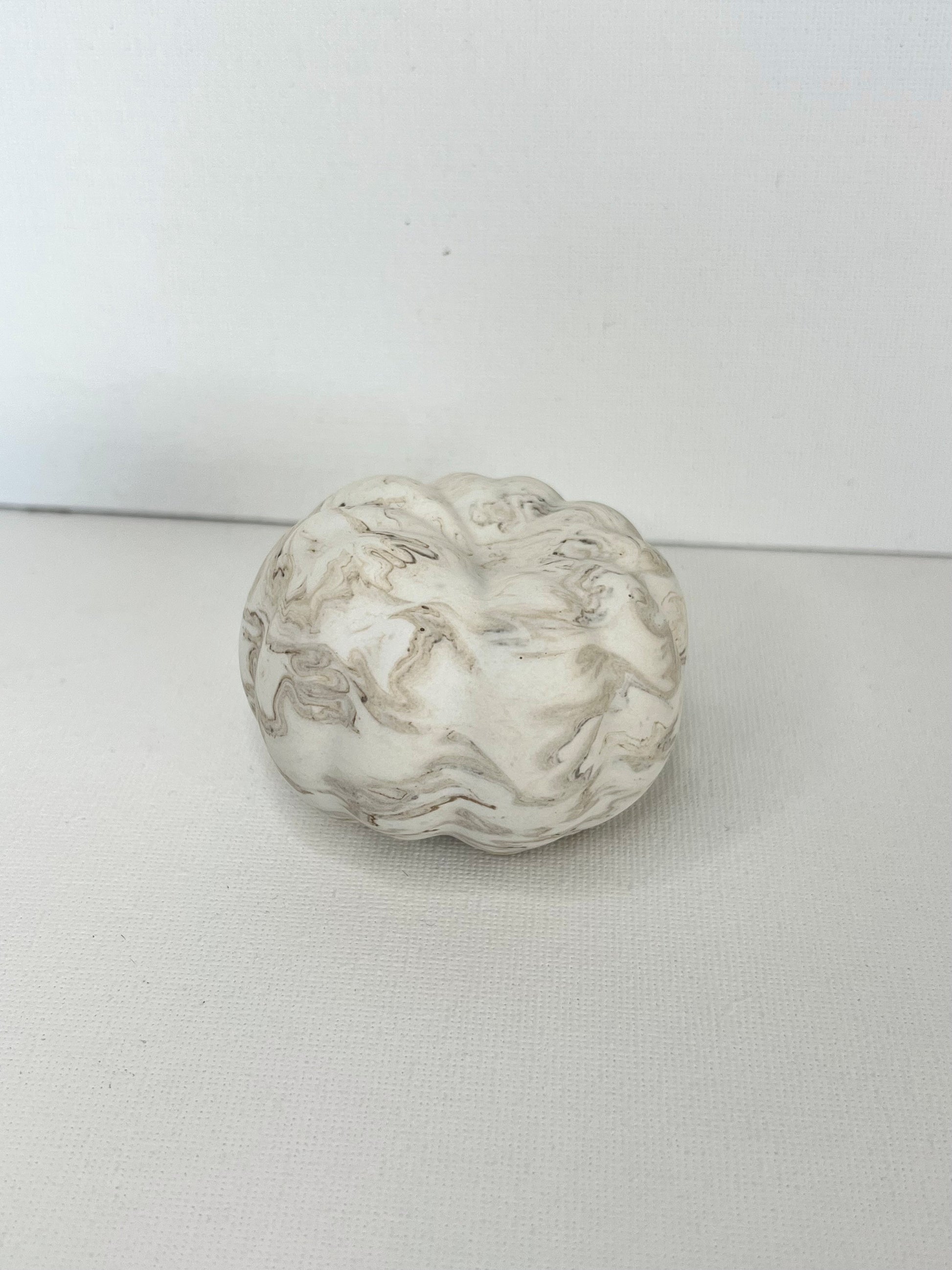 Jesmonite lite gresskar i marmor farge, perfekt som moderne interiørdetalj og høstdekor.