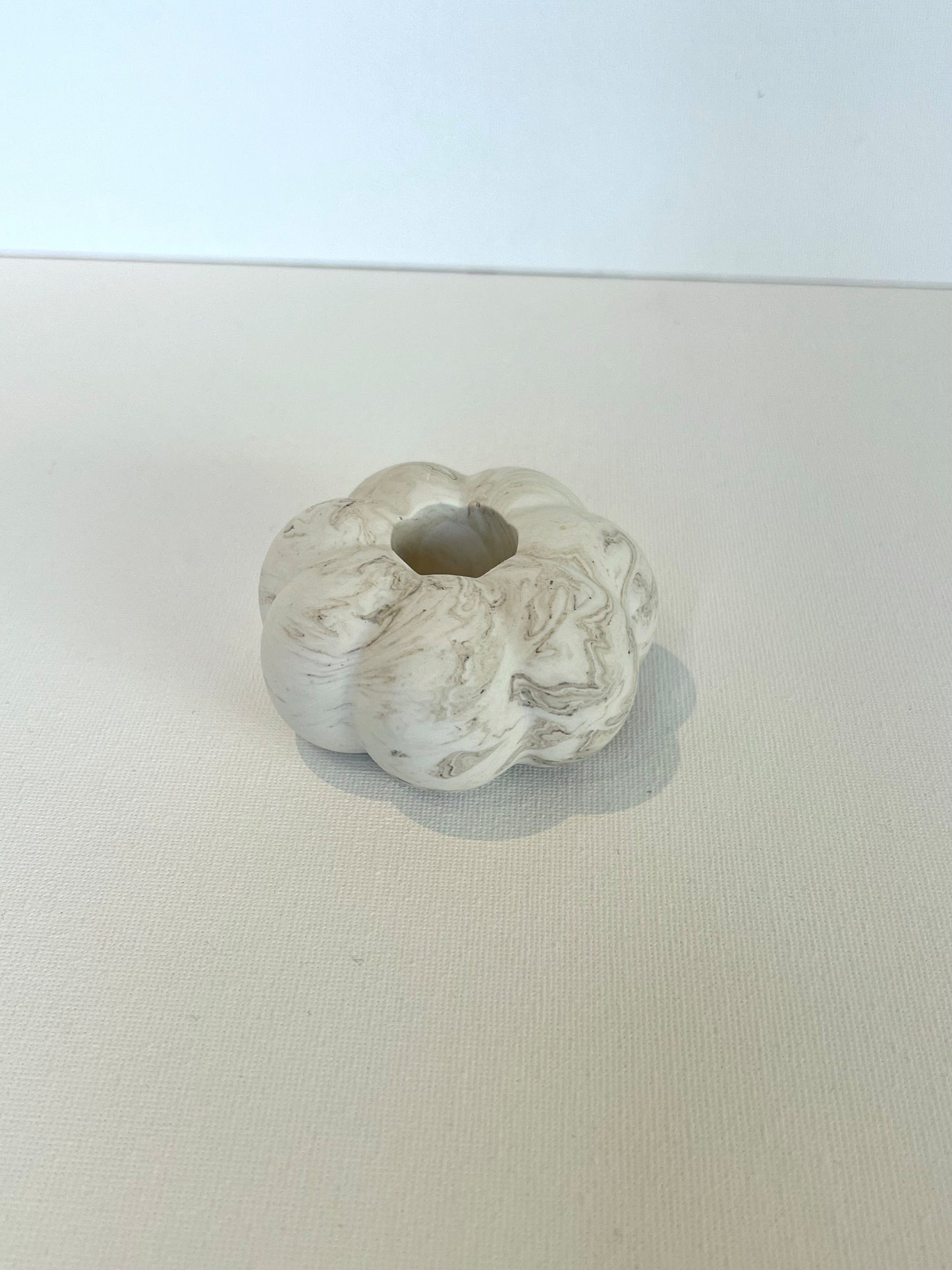 Jesmonite gresskarformet lysestake stor i marmor farge, perfekt for et koselig hjem.