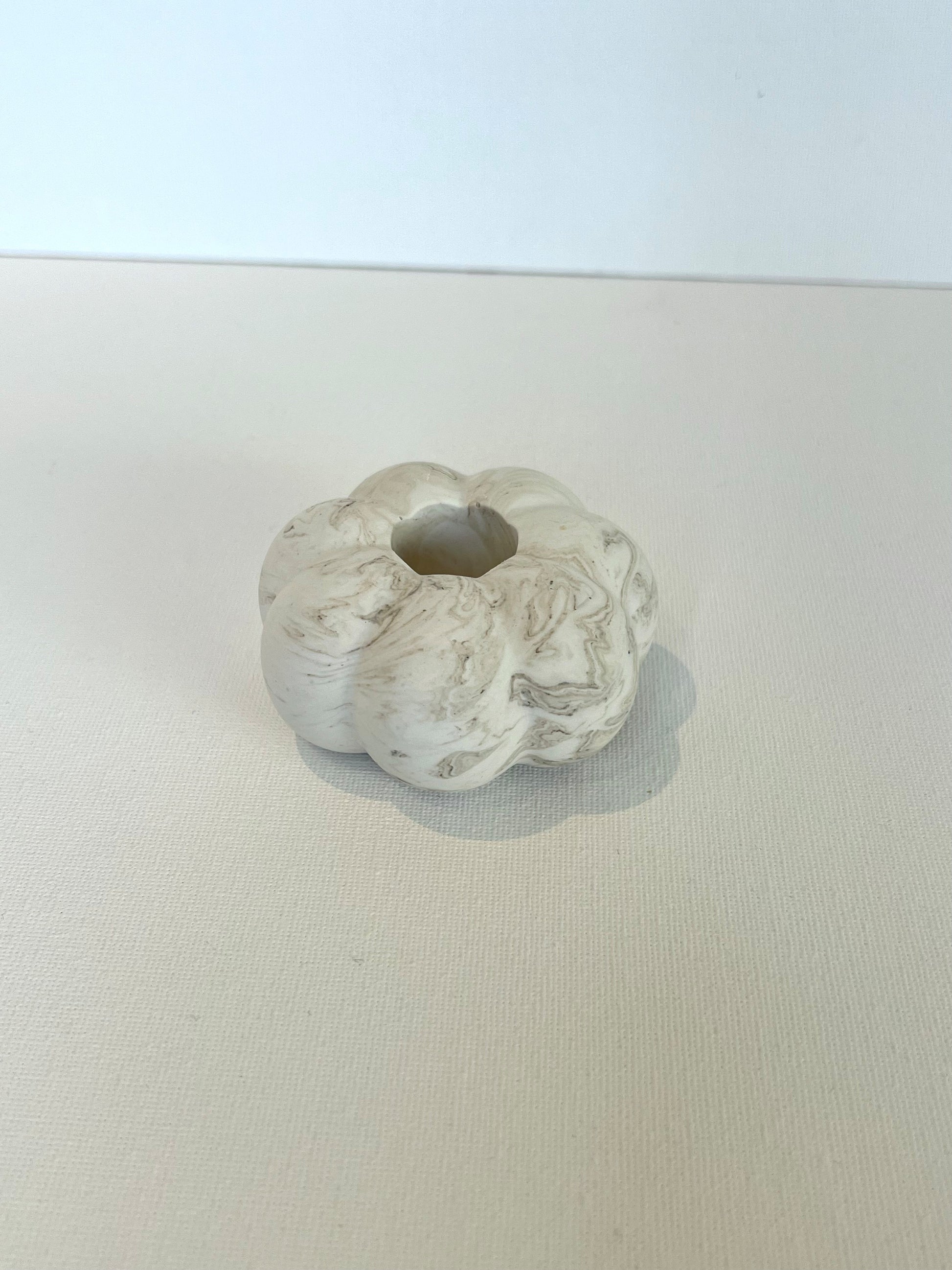 Jesmonite gresskarformet lysestake stor i marmor farge, perfekt for et koselig hjem.