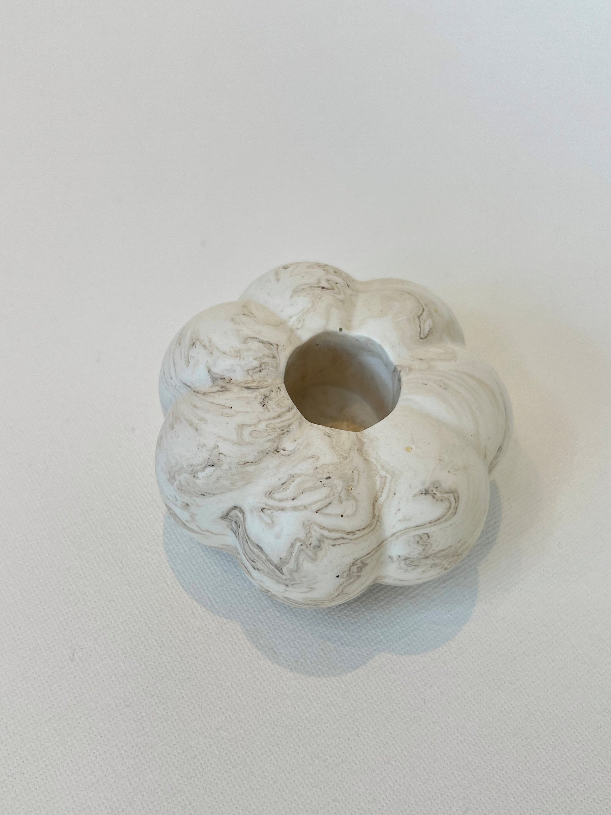 Jesmonite gresskarformet lysestake stor i marmor farge, perfekt for et koselig hjem.