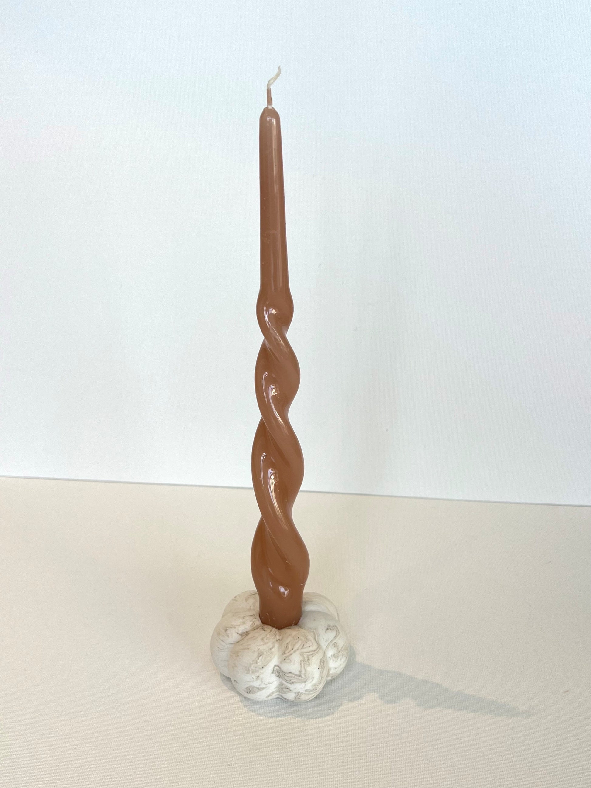 Jesmonite gresskarformet lysestake stor i marmor farge, perfekt for et koselig hjem.