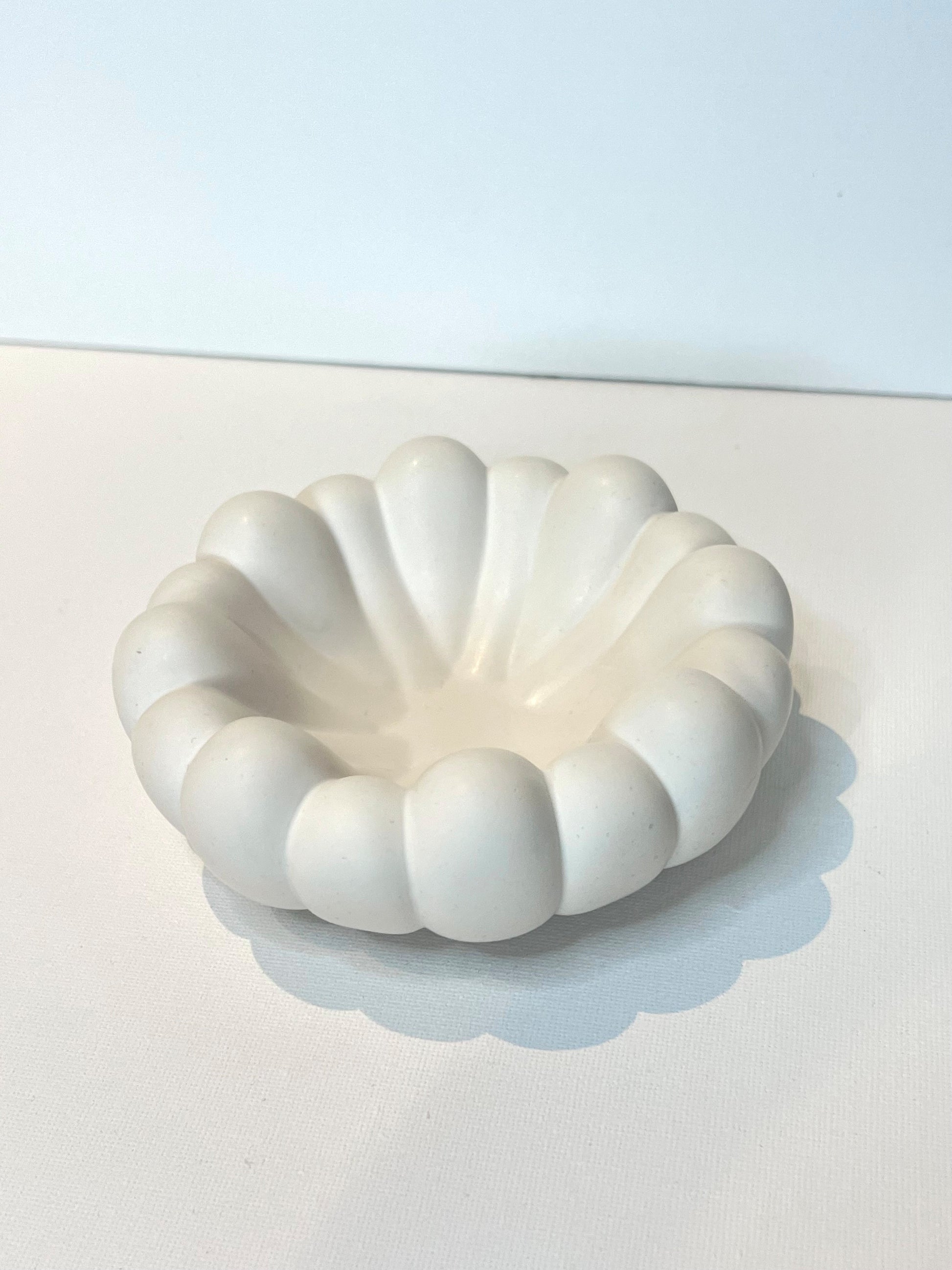 Jesmonite skulptert bolle med organisk, bølgende design, perfekt for dekorasjon og oppbevaring av småting.