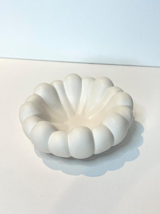 Jesmonite skulptert bolle med organisk, bølgende design, perfekt for dekorasjon og oppbevaring av småting.