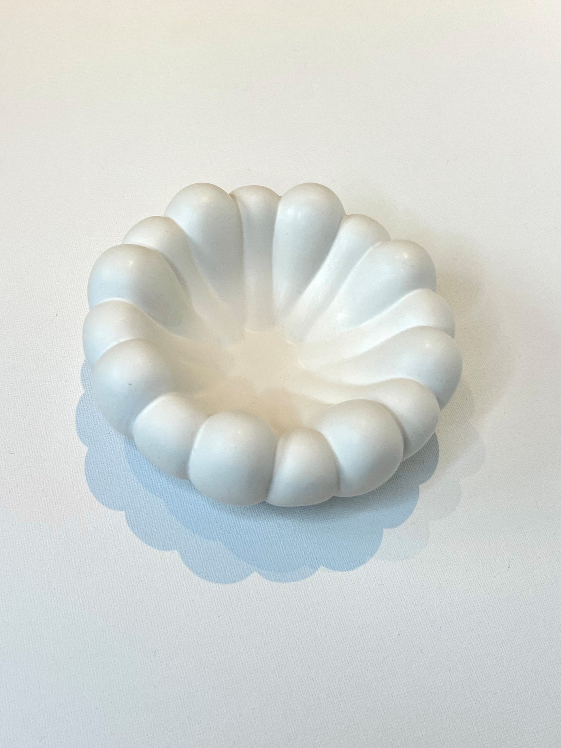 Jesmonite skulptert bolle med organisk, bølgende design, perfekt for dekorasjon og oppbevaring av småting.