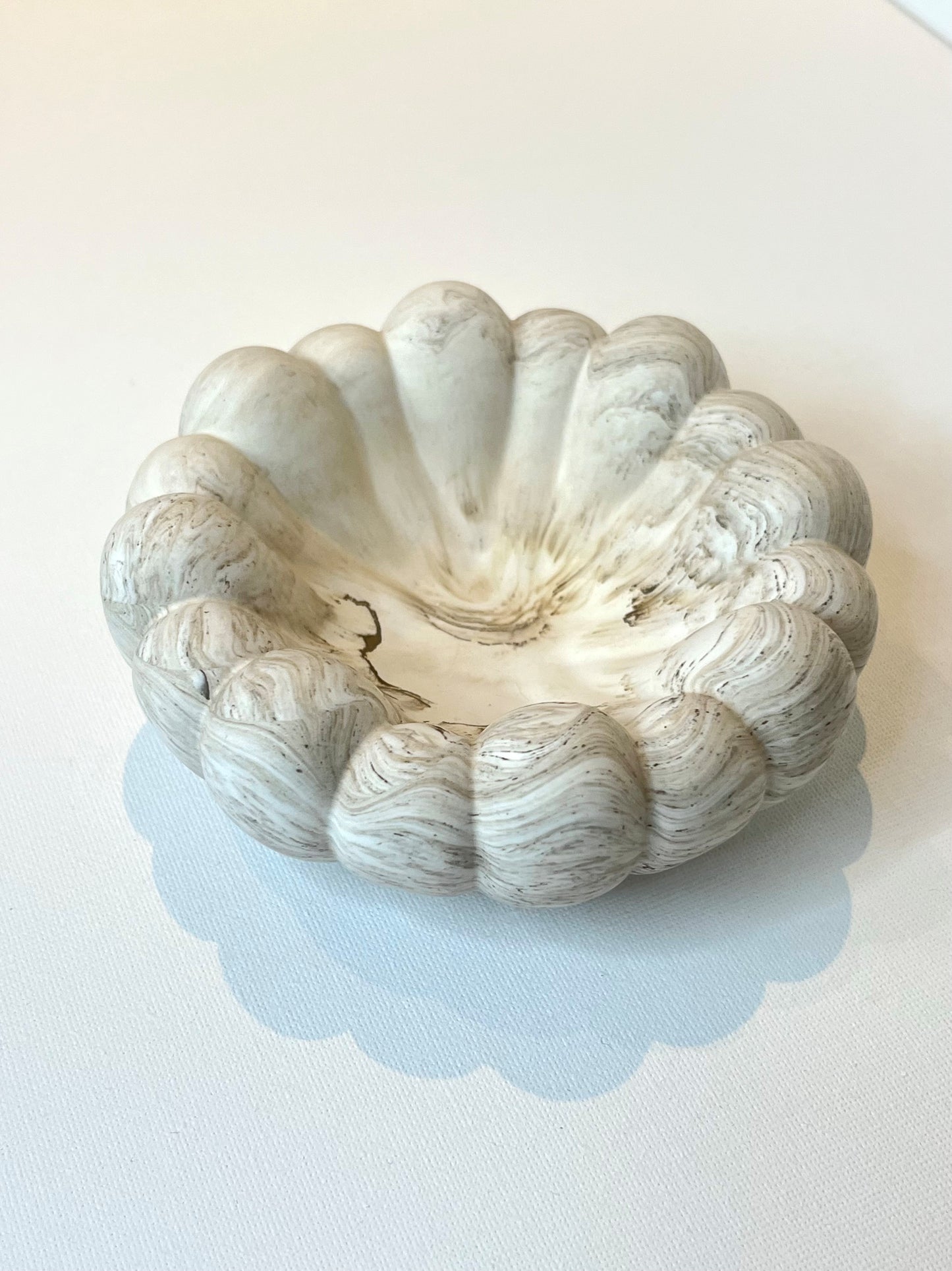 Jesmonite skulptert bolle med organisk, bølgende design, perfekt for dekorasjon og oppbevaring av småting.