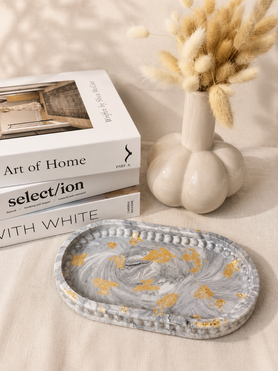 Ovale tray with decorative edge
