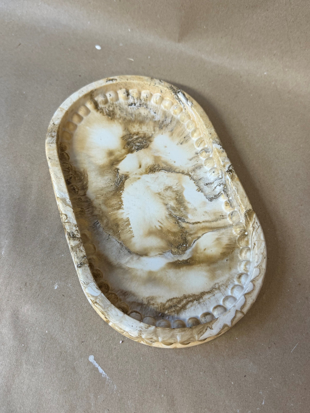 Ovale tray with decorative edge
