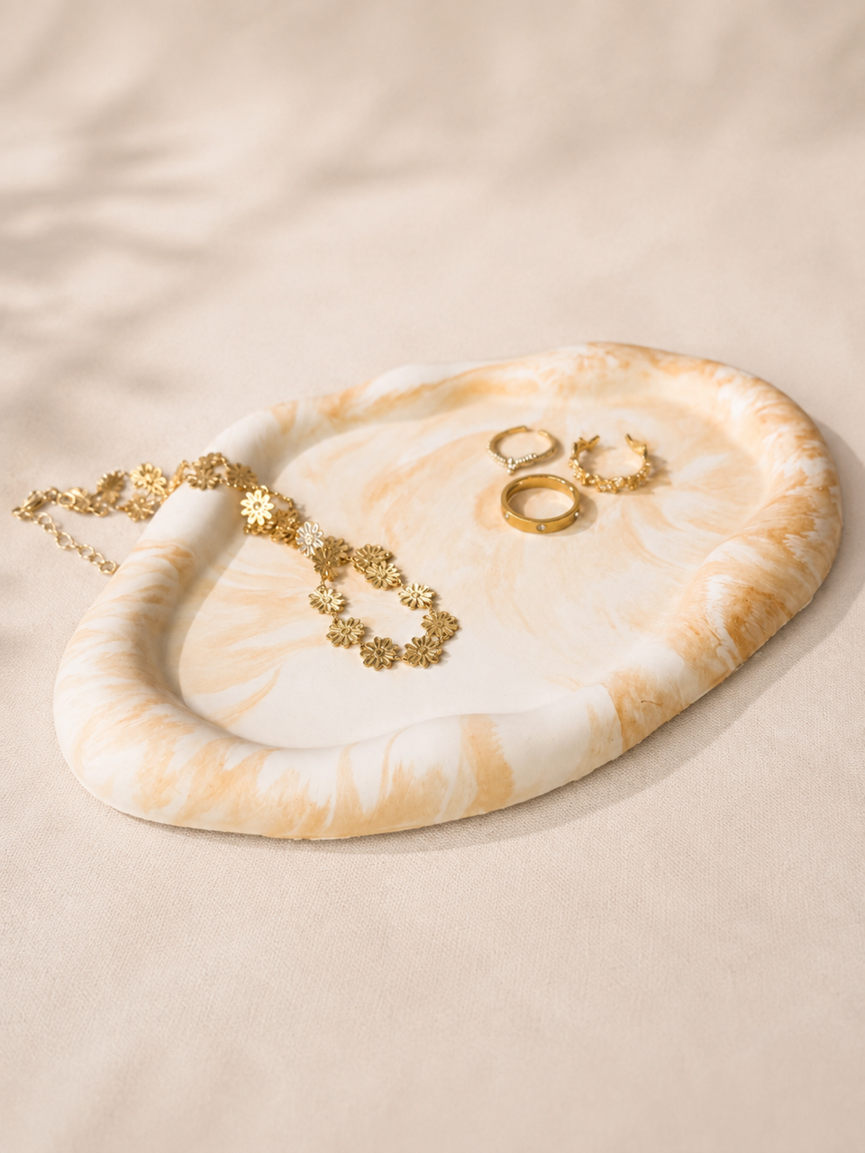 Tray with wavy shape