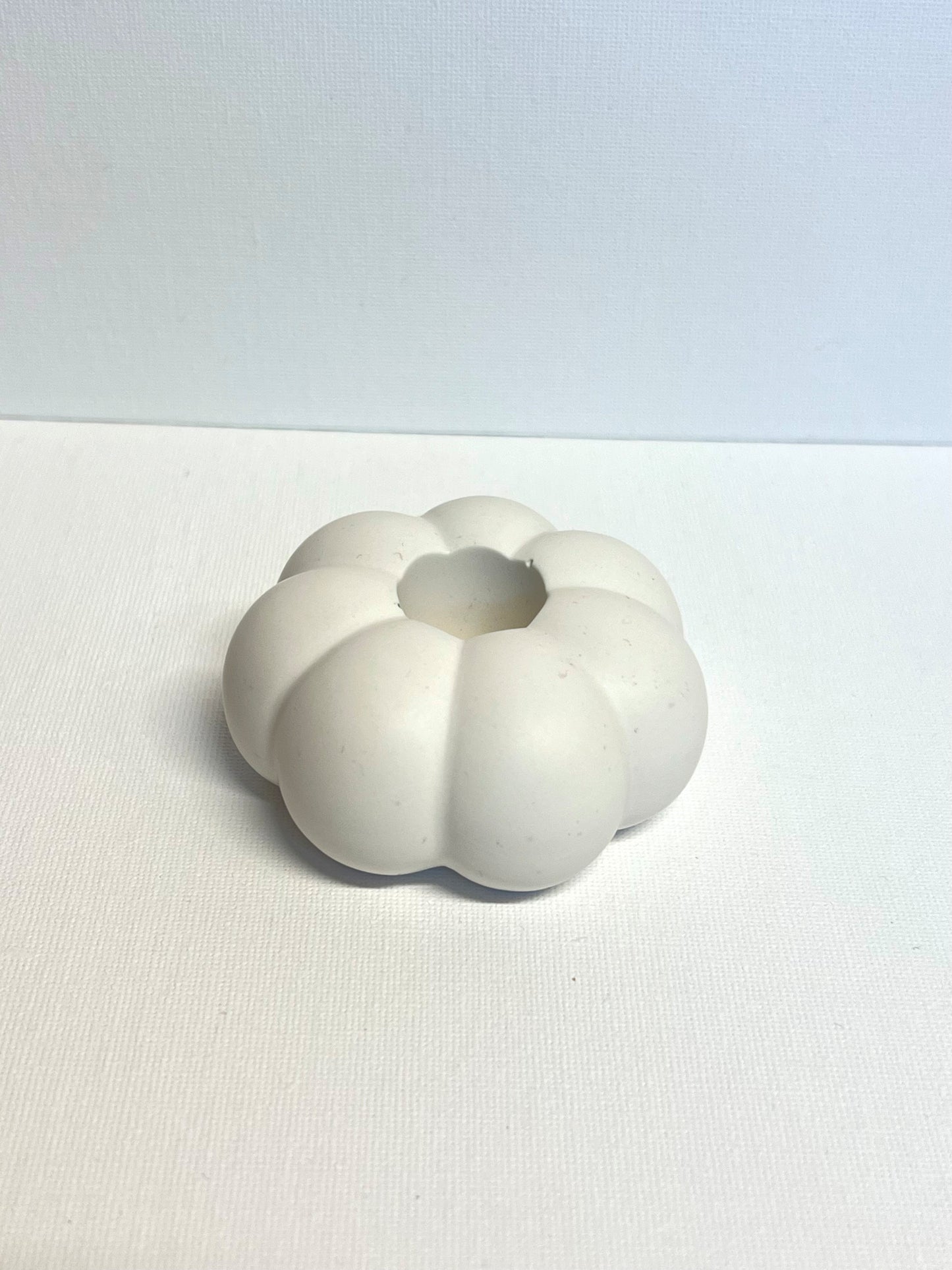 Jesmonite gresskarformet lysestake stor i hvit farge, perfekt for et koselig hjem.